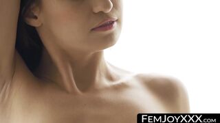 Seductive babe flaunts trim figure in slow motion tease